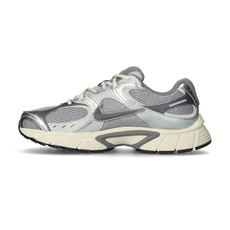 Nike V5 RNR sneakers in gray and silver