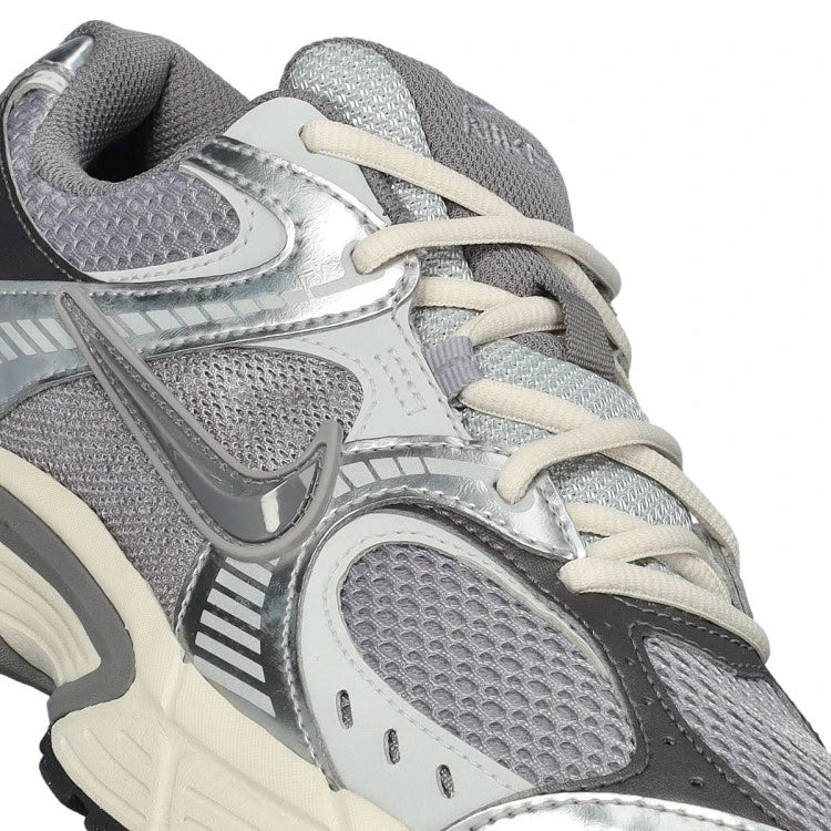 Nike V5 RNR sneakers in gray and silver